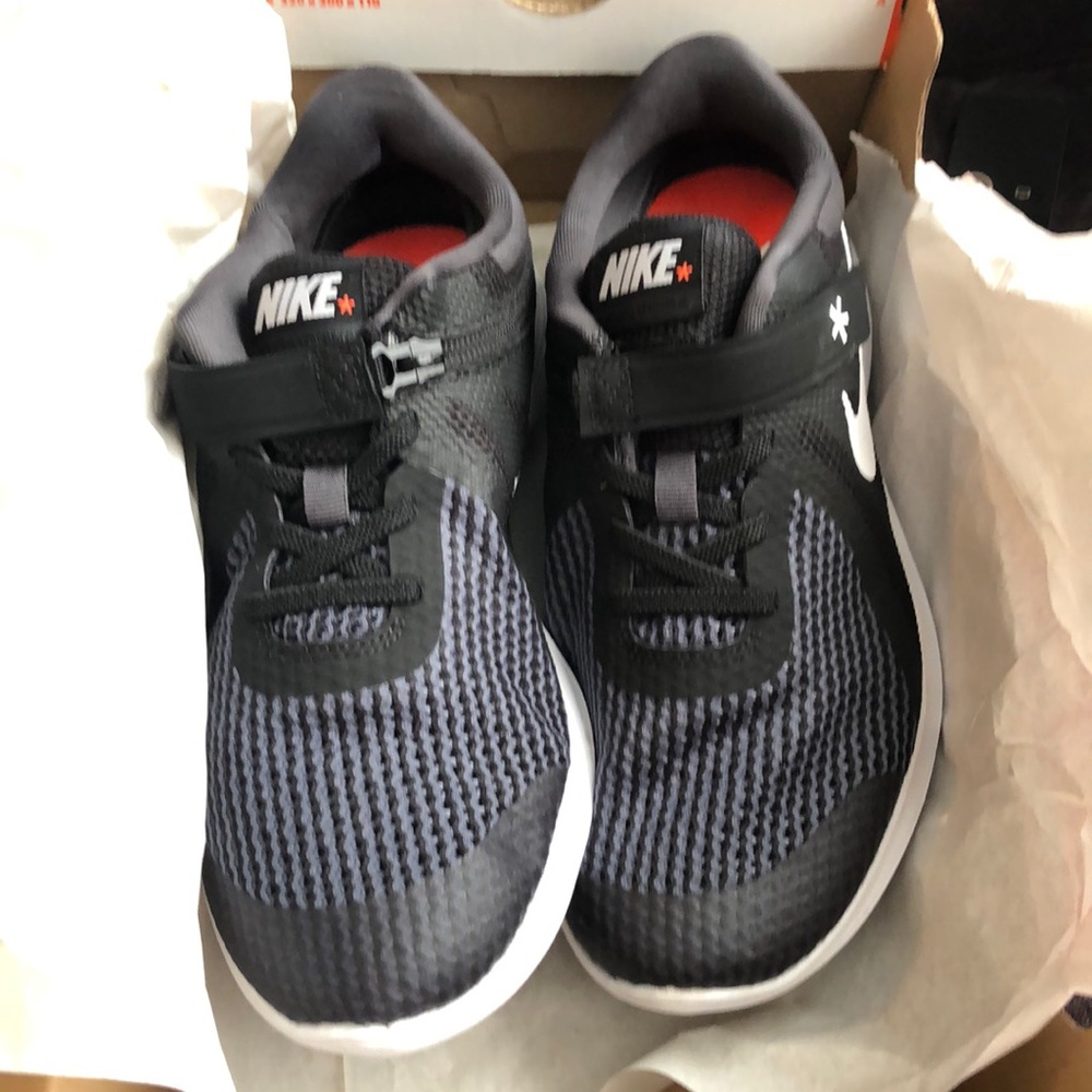 NWT boys nike revolution 4 shoes